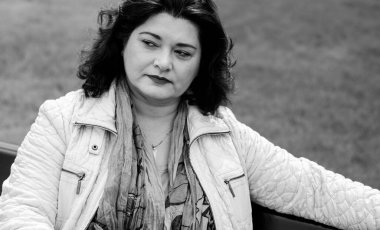 Yetişkin, iri yapılı, Amerikan ya da Avrupa görünümlü basit bir kadın şehirde hayatın tadını çıkarıyor. Fazla kilolu, ceketli ve fularlı hoş bir bayan şehrin eski bir köşesinde dolaşıyor.