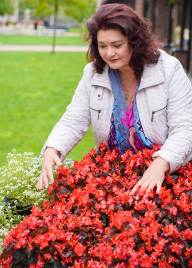 Yetişkin, iri yapılı, Amerikan ya da Avrupa görünümlü basit bir kadın şehirde hayatın tadını çıkarıyor. Fazla kilolu, ceketli ve fularlı hoş bir bayan şehrin eski bir köşesinde dolaşıyor.