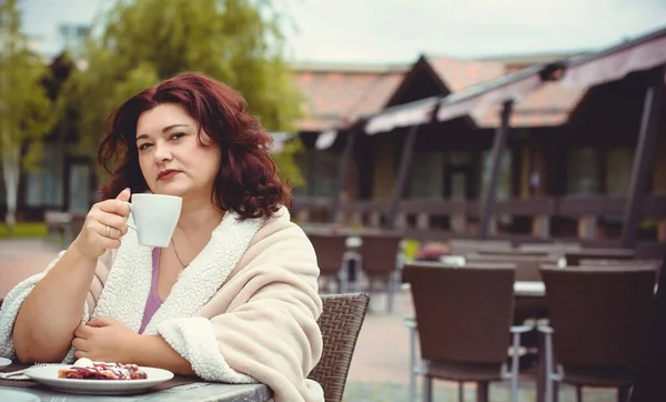 Mujer Madura Tamaño Más Aspecto Americano Europeo Sentado Restaurante Bebe — Foto de Stock