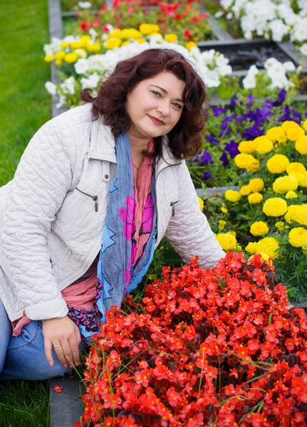 Yetişkin, iri yapılı, Amerikan ya da Avrupa görünümlü basit bir kadın şehirde hayatın tadını çıkarıyor. Fazla kilolu, ceketli ve fularlı hoş bir bayan şehrin eski bir köşesinde dolaşıyor.