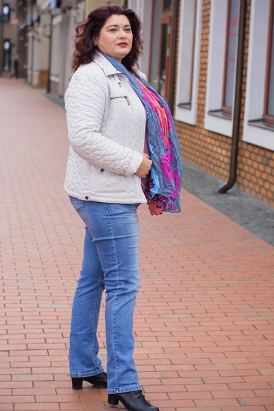 Yetişkin, iri yapılı, Amerikan ya da Avrupa görünümlü basit bir kadın şehirde hayatın tadını çıkarıyor. Fazla kilolu, ceketli ve fularlı hoş bir bayan şehrin eski bir köşesinde dolaşıyor.