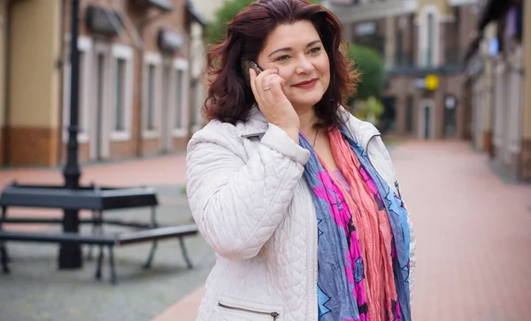 Yetişkin, iri yapılı, Amerikan ya da Avrupa görünümlü basit bir kadın şehirde hayatın tadını çıkarıyor. Fazla kilolu, ceketli ve fularlı hoş bir bayan şehrin eski bir köşesinde dolaşıyor.