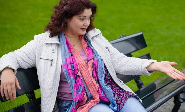 Yetişkin, iri yapılı, Amerikan ya da Avrupa görünümlü basit bir kadın şehirde hayatın tadını çıkarıyor. Fazla kilolu, ceketli ve fularlı hoş bir bayan şehrin eski bir köşesinde dolaşıyor.