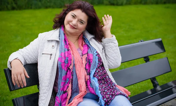 Yetişkin, iri yapılı, Amerikan ya da Avrupa görünümlü basit bir kadın şehirde hayatın tadını çıkarıyor. Fazla kilolu, ceketli ve fularlı hoş bir bayan şehrin eski bir köşesinde dolaşıyor.