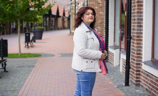 Yetişkin, iri yapılı, Amerikan ya da Avrupa görünümlü basit bir kadın şehirde hayatın tadını çıkarıyor. Fazla kilolu, ceketli ve fularlı hoş bir bayan şehrin eski bir köşesinde dolaşıyor.