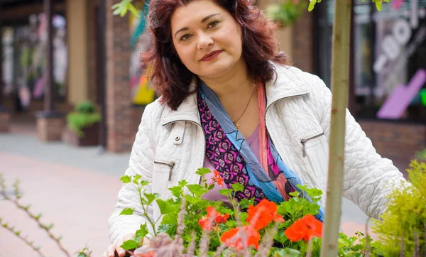 Yetişkin, iri yapılı, Amerikan ya da Avrupa görünümlü basit bir kadın şehirde hayatın tadını çıkarıyor. Fazla kilolu, ceketli ve fularlı hoş bir bayan şehrin eski bir köşesinde dolaşıyor.