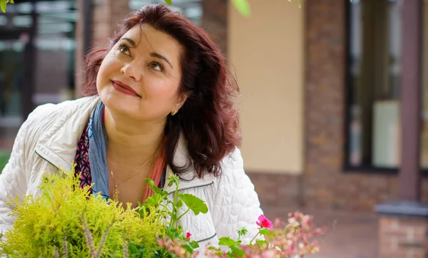 Yetişkin, iri yapılı, Amerikan ya da Avrupa görünümlü basit bir kadın şehirde hayatın tadını çıkarıyor. Fazla kilolu, ceketli ve fularlı hoş bir bayan şehrin eski bir köşesinde dolaşıyor.