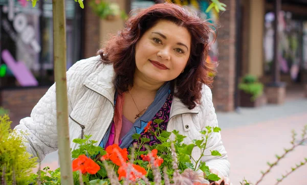 Yetişkin, iri yapılı, Amerikan ya da Avrupa görünümlü basit bir kadın şehirde hayatın tadını çıkarıyor. Fazla kilolu, ceketli ve fularlı hoş bir bayan şehrin eski bir köşesinde dolaşıyor.