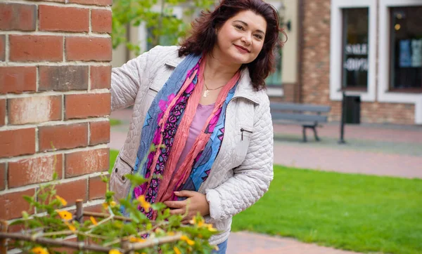 Yetişkin, iri yapılı, Amerikan ya da Avrupa görünümlü basit bir kadın şehirde hayatın tadını çıkarıyor. Fazla kilolu, ceketli ve fularlı hoş bir bayan şehrin eski bir köşesinde dolaşıyor.