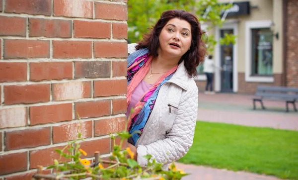 Yetişkin, iri yapılı, Amerikan ya da Avrupa görünümlü basit bir kadın şehirde hayatın tadını çıkarıyor. Fazla kilolu, ceketli ve fularlı hoş bir bayan şehrin eski bir köşesinde dolaşıyor.