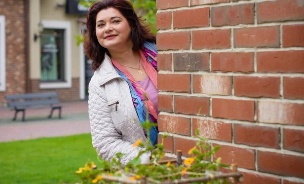 Yetişkin, iri yapılı, Amerikan ya da Avrupa görünümlü basit bir kadın şehirde hayatın tadını çıkarıyor. Fazla kilolu, ceketli ve fularlı hoş bir bayan şehrin eski bir köşesinde dolaşıyor.