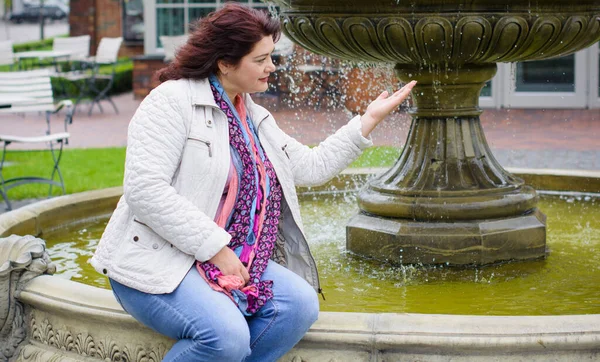 Yetişkin, iri yapılı, Amerikan ya da Avrupa görünümlü basit bir kadın şehirde hayatın tadını çıkarıyor. Fazla kilolu, ceketli ve fularlı hoş bir bayan şehrin eski bir köşesinde dolaşıyor.