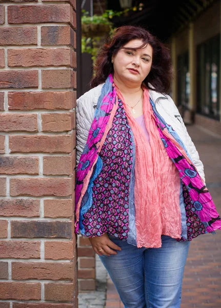 Yetişkin, iri yapılı, Amerikan ya da Avrupa görünümlü basit bir kadın şehirde hayatın tadını çıkarıyor. Fazla kilolu, ceketli ve fularlı hoş bir bayan şehrin eski bir köşesinde dolaşıyor.