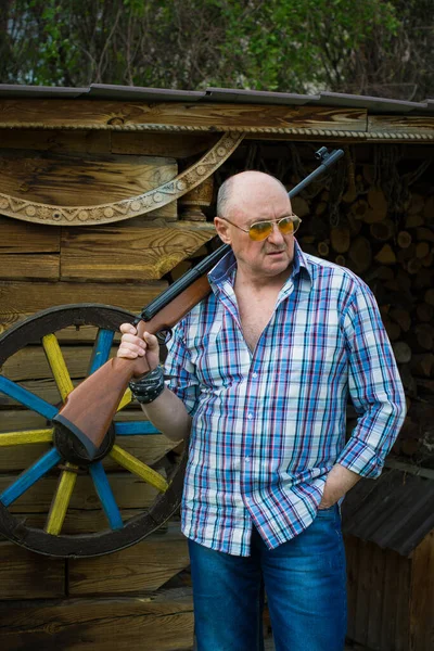 Homem Americano Com Uma Arma Perto Madeira Lenha Uma Camisa — Fotografia de Stock