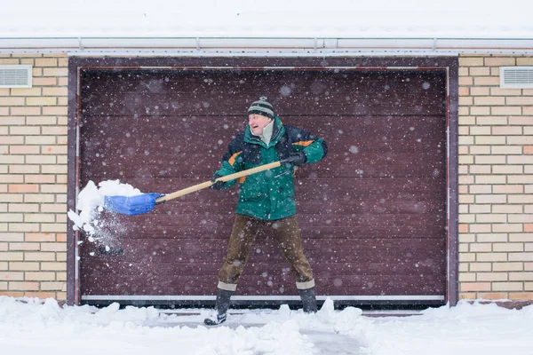 Зима Люди Проблемная Концепция Крупный План Человека Копающего Снег Лопатой — стоковое фото