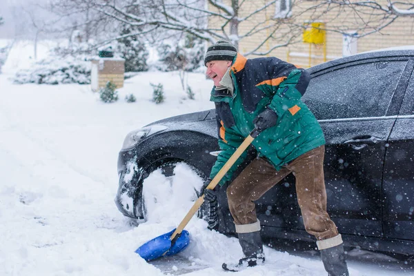 Зима Люди Проблема Автомобиля Мужчина Толкает Машину Застрявшую Снегу Взаимная — стоковое фото