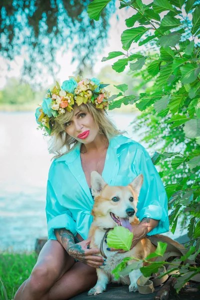 Corgi 'nin güzel köpeği olan kadın yürüyüşe çıkmış. Köpeklerin hayatı. Evcil hayvanlar en iyi arkadaştır. 