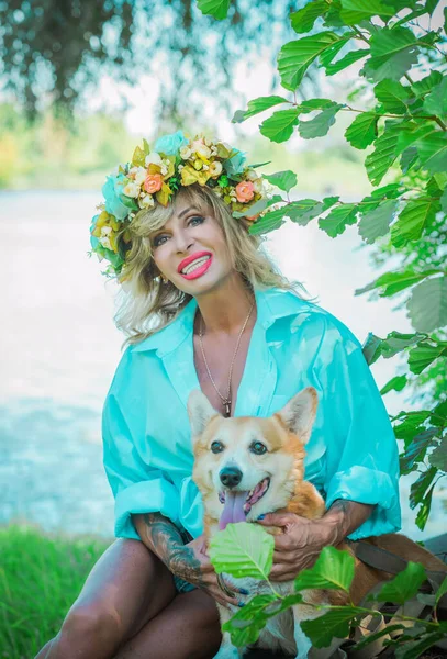 Corgi 'nin güzel köpeği olan kadın yürüyüşe çıkmış. Köpeklerin hayatı. Evcil hayvanlar en iyi arkadaştır. 