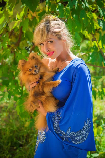 散歩のためのミニポメラニアンスピッツ品種の素敵な犬を持つ女性 犬の命だ ペットは親友 — ストック写真