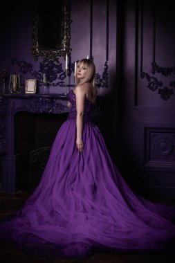 Sihirli bir gece, mor şifon elbiseli sarışın kadın.