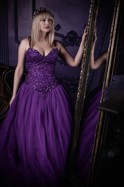 Noche Mágica Mujer Pelo Rubio Vestido Gasa Noche Púrpura —  Fotos de Stock