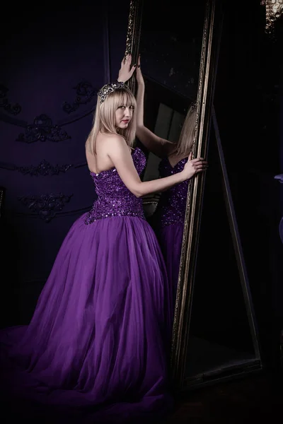 Nuit Magique Femme Aux Cheveux Blonds Mousseline Soie Soirée Violette — Photo