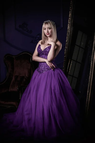 Nuit Magique Femme Aux Cheveux Blonds Mousseline Soie Soirée Violette — Photo