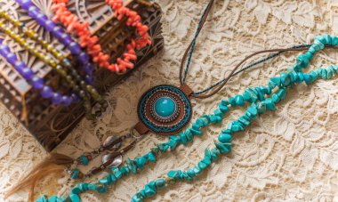 Aksesuar ve mücevher, güzellik ve moda konsept, kıyafet için süslü detaylar