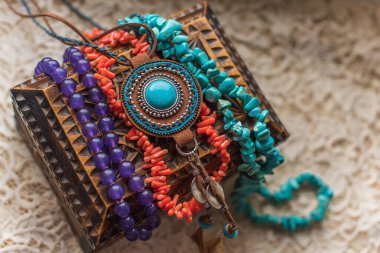 Aksesuar ve mücevher, güzellik ve moda konsept, kıyafet için süslü detaylar