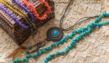 Aksesuar ve mücevher, güzellik ve moda konsept, kıyafet için süslü detaylar