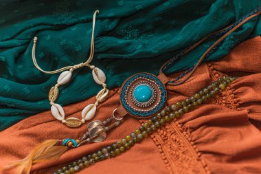 Aksesuar ve mücevher, güzellik ve moda konsept, kıyafet için süslü detaylar