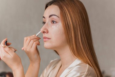 Sivilce, sivilce, yara izi, cilt bakımı. Güzellik anlayışı, kız sorunlu bir cilde makyaj yapar.