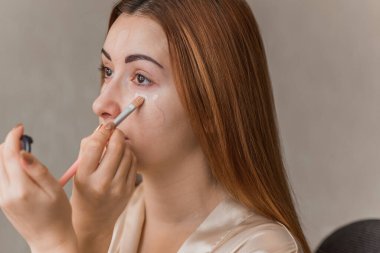 Sivilce, sivilce, yara izi, cilt bakımı. Güzellik anlayışı, kız sorunlu bir cilde makyaj yapar.