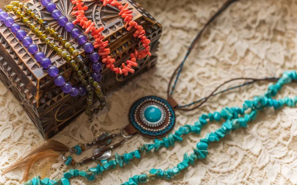 Aksesuar ve mücevher, güzellik ve moda konsept, kıyafet için süslü detaylar