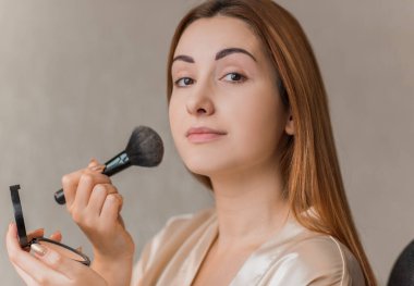 Sivilce, sivilce, yara izi, cilt bakımı. Güzellik anlayışı, kız sorunlu bir cilde makyaj yapar.