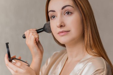 Sivilce, sivilce, yara izi, cilt bakımı. Güzellik anlayışı, kız sorunlu bir cilde makyaj yapar.