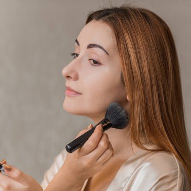 Sivilce, sivilce, yara izi, cilt bakımı. Güzellik anlayışı, kız sorunlu bir cilde makyaj yapar.