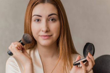 Sivilce, sivilce, yara izi, cilt bakımı. Güzellik anlayışı, kız sorunlu bir cilde makyaj yapar.