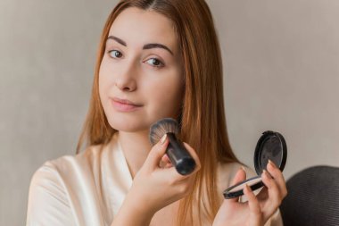 Sivilce, sivilce, yara izi, cilt bakımı. Güzellik anlayışı, kız sorunlu bir cilde makyaj yapar.