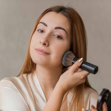 Sivilce, sivilce, yara izi, cilt bakımı. Güzellik anlayışı, kız sorunlu bir cilde makyaj yapar.