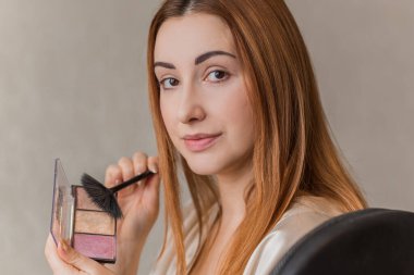 Sivilce, sivilce, yara izi, cilt bakımı. Güzellik anlayışı, kız sorunlu bir cilde makyaj yapar.