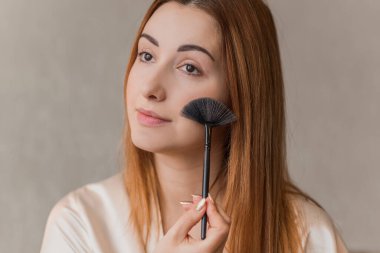 Sivilce, sivilce, yara izi, cilt bakımı. Güzellik anlayışı, kız sorunlu bir cilde makyaj yapar.
