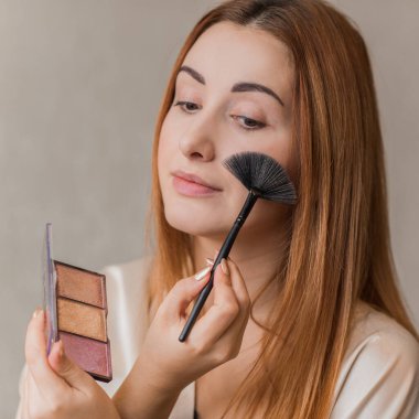 Sivilce, sivilce, yara izi, cilt bakımı. Güzellik anlayışı, kız sorunlu bir cilde makyaj yapar.