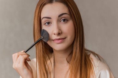 Sivilce, sivilce, yara izi, cilt bakımı. Güzellik anlayışı, kız sorunlu bir cilde makyaj yapar.