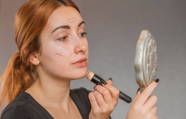 Sivilce, sivilce, yara izi, cilt bakımı. Güzellik anlayışı, kız sorunlu bir cilde makyaj yapar.