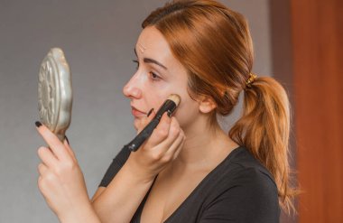 Sivilce, sivilce, yara izi, cilt bakımı. Güzellik anlayışı, kız sorunlu bir cilde makyaj yapar.