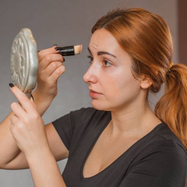 Sivilce, sivilce, yara izi, cilt bakımı. Güzellik anlayışı, kız sorunlu bir cilde makyaj yapar.