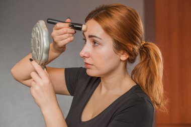 Sivilce, sivilce, yara izi, cilt bakımı. Güzellik anlayışı, kız sorunlu bir cilde makyaj yapar.