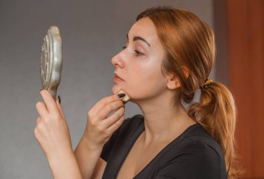 Sivilce, sivilce, yara izi, cilt bakımı. Güzellik anlayışı, kız sorunlu bir cilde makyaj yapar.