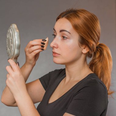 Sivilce, sivilce, yara izi, cilt bakımı. Güzellik anlayışı, kız sorunlu bir cilde makyaj yapar.